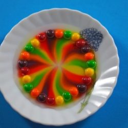 Skittles Rainbow : Dissolving Dye Science Project